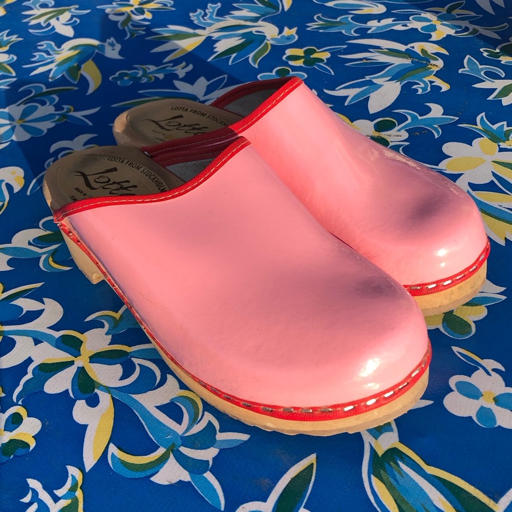 Lotta from Stockholm pink with red trim clogs